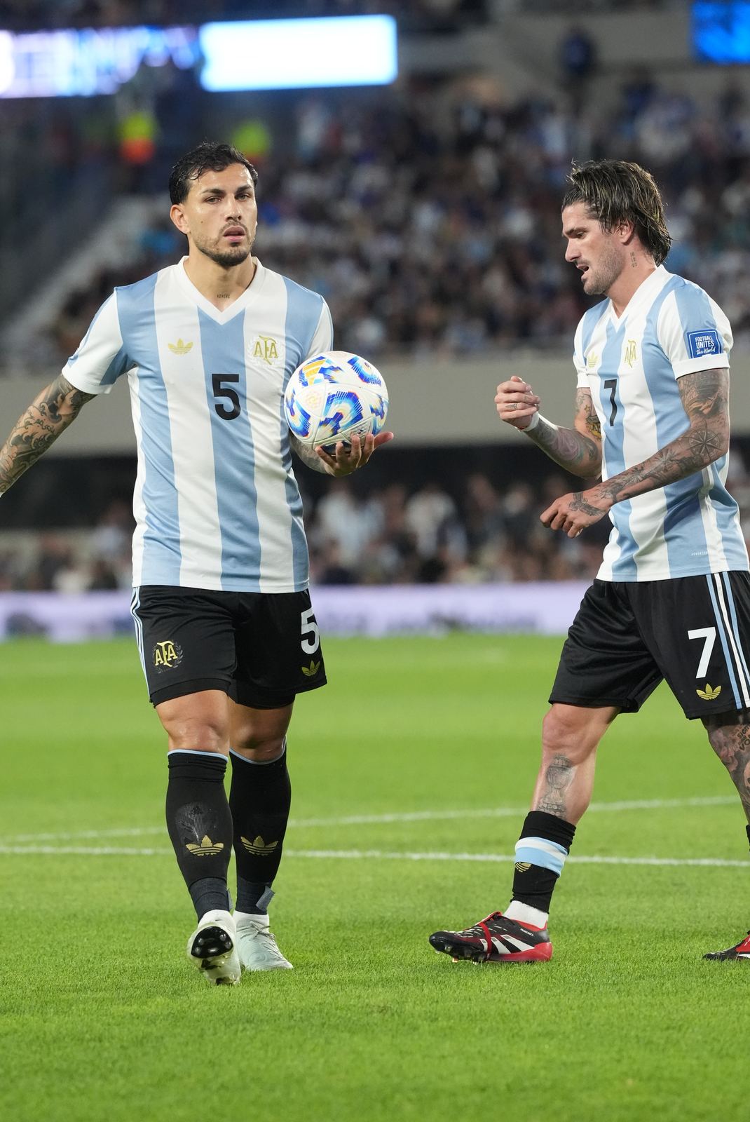 Paredes y De Paul en el campo