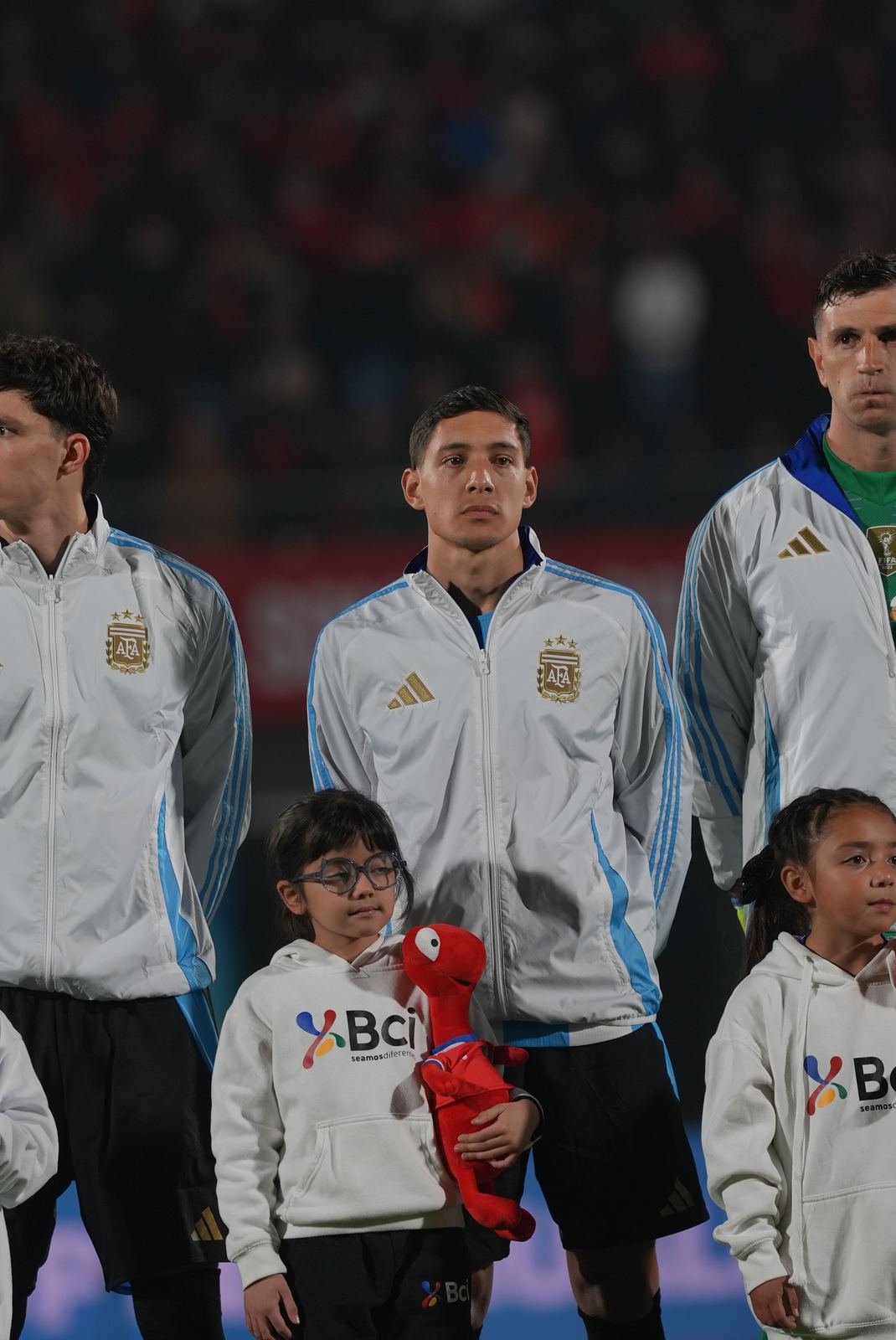 Himno con los chicos acompañantes