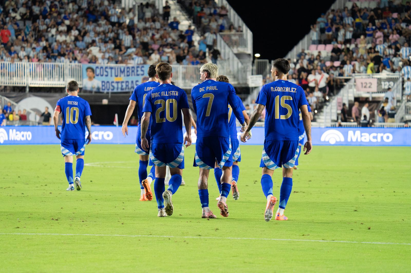 El plantel con la camiseta alternativa